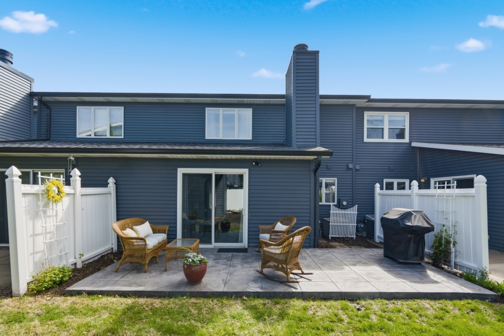 5954 Crow Valley Park Drive #9, Davenport, IA 52807