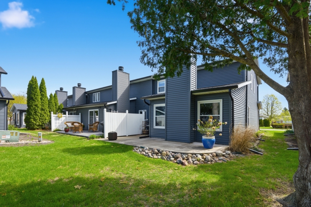 5954 Crow Valley Park Drive #9, Davenport, IA 52807