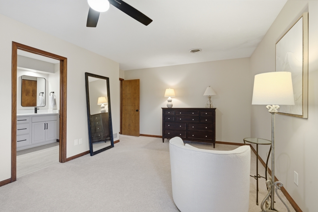 5954 Crow Valley Park Drive #9, Davenport, IA 52807