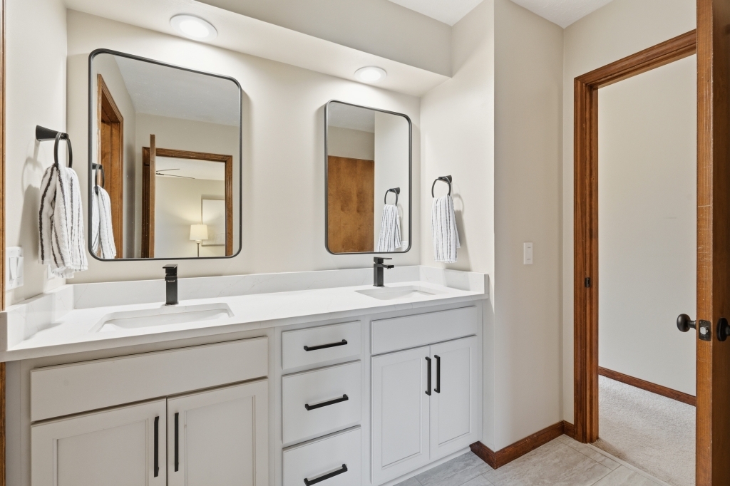 5954 Crow Valley Park Drive #9, Davenport, IA 52807