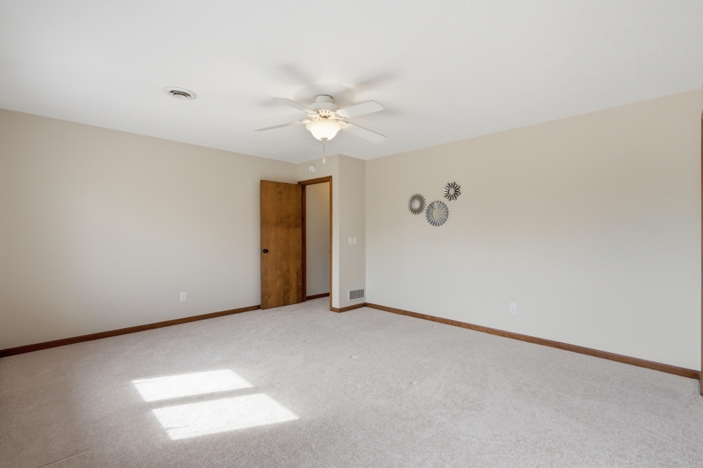 5954 Crow Valley Park Drive #9, Davenport, IA 52807