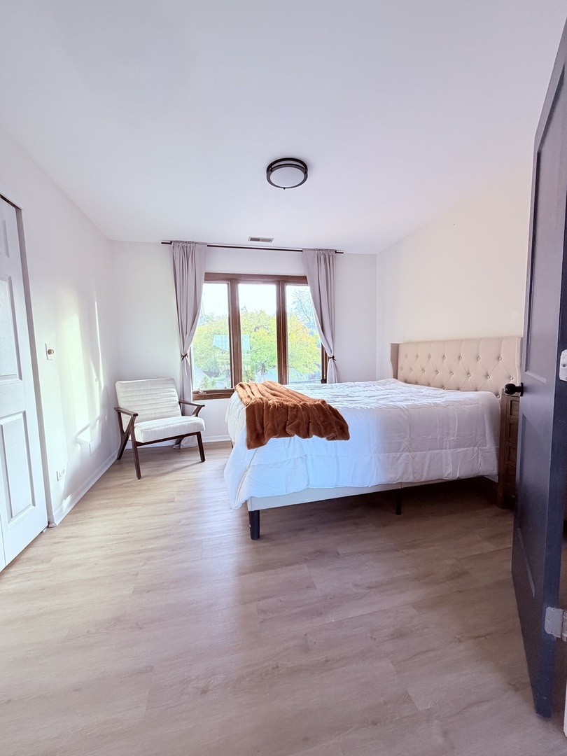 1670 N Douglas Court, Arlington Heights, IL 60004