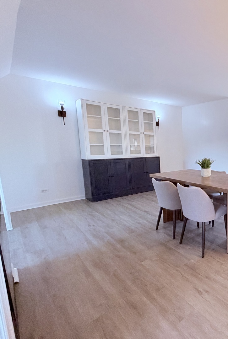 1670 N Douglas Court, Arlington Heights, IL 60004