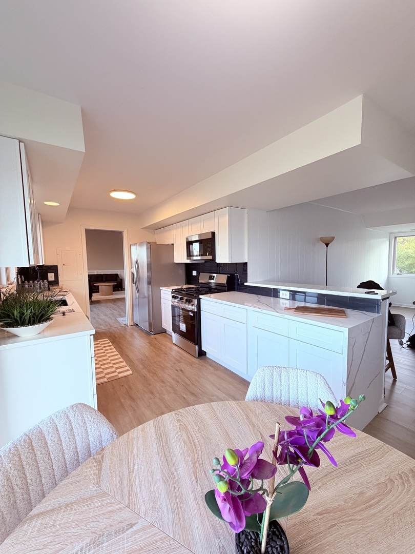 1670 N Douglas Court, Arlington Heights, IL 60004