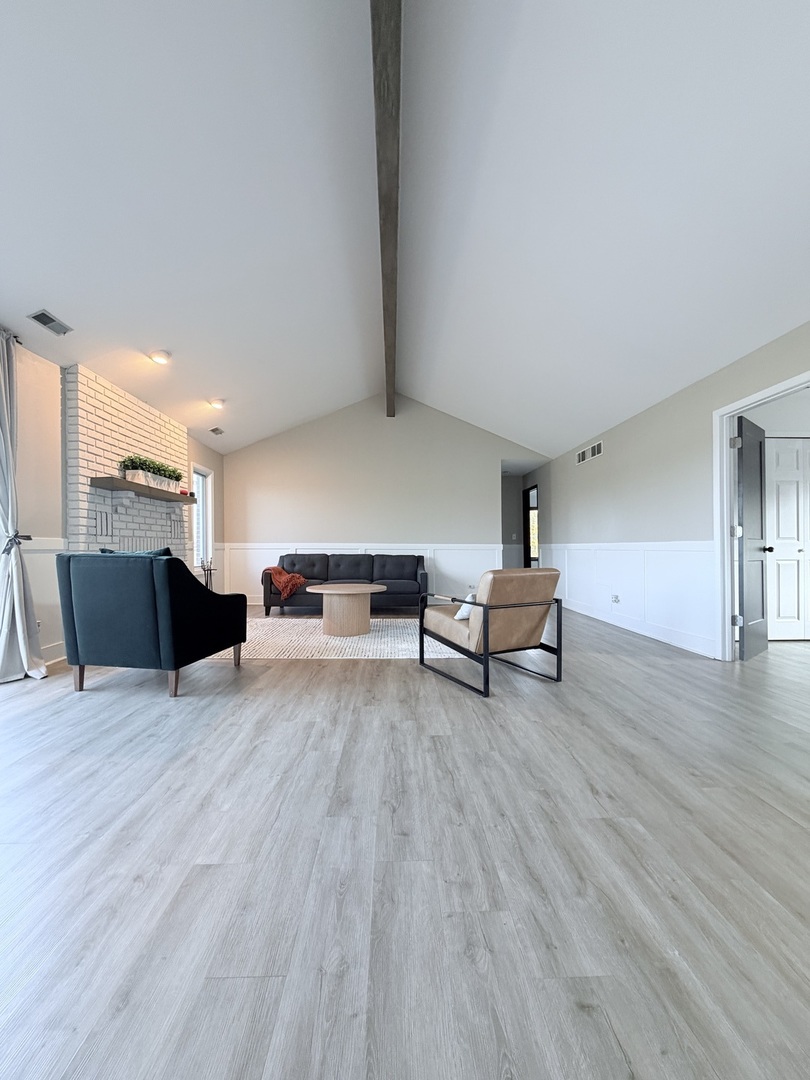 1670 N Douglas Court, Arlington Heights, IL 60004