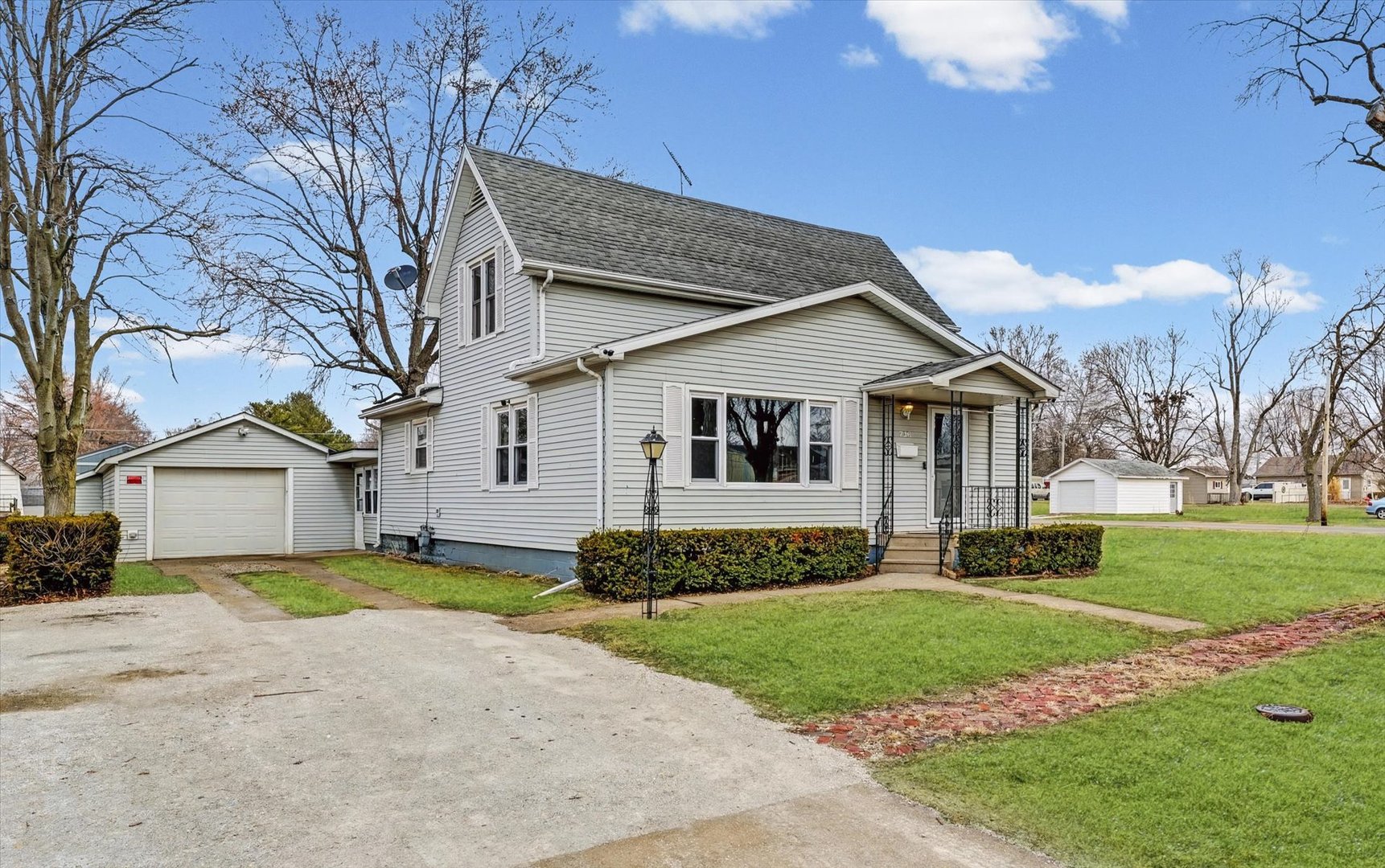 726 E Thompson Avenue, Hoopeston, IL 60942