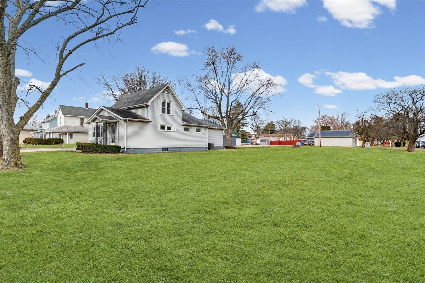 726 E Thompson Avenue, Hoopeston, IL 60942