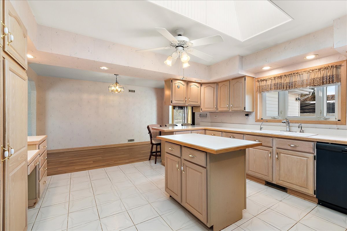 11118 S Natoma Avenue, Worth, IL 60482