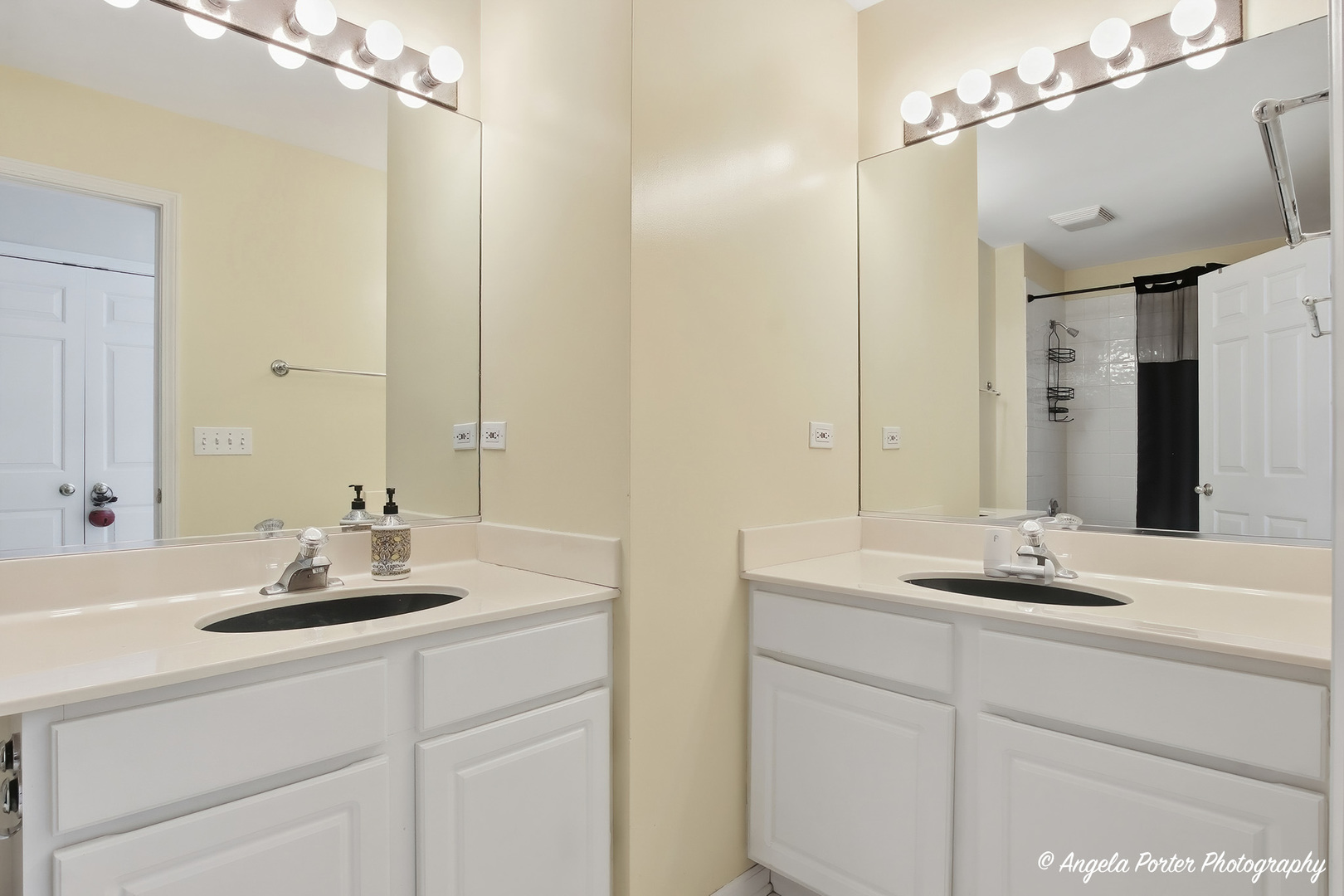 7390 Bittersweet Drive, Gurnee, IL 60031