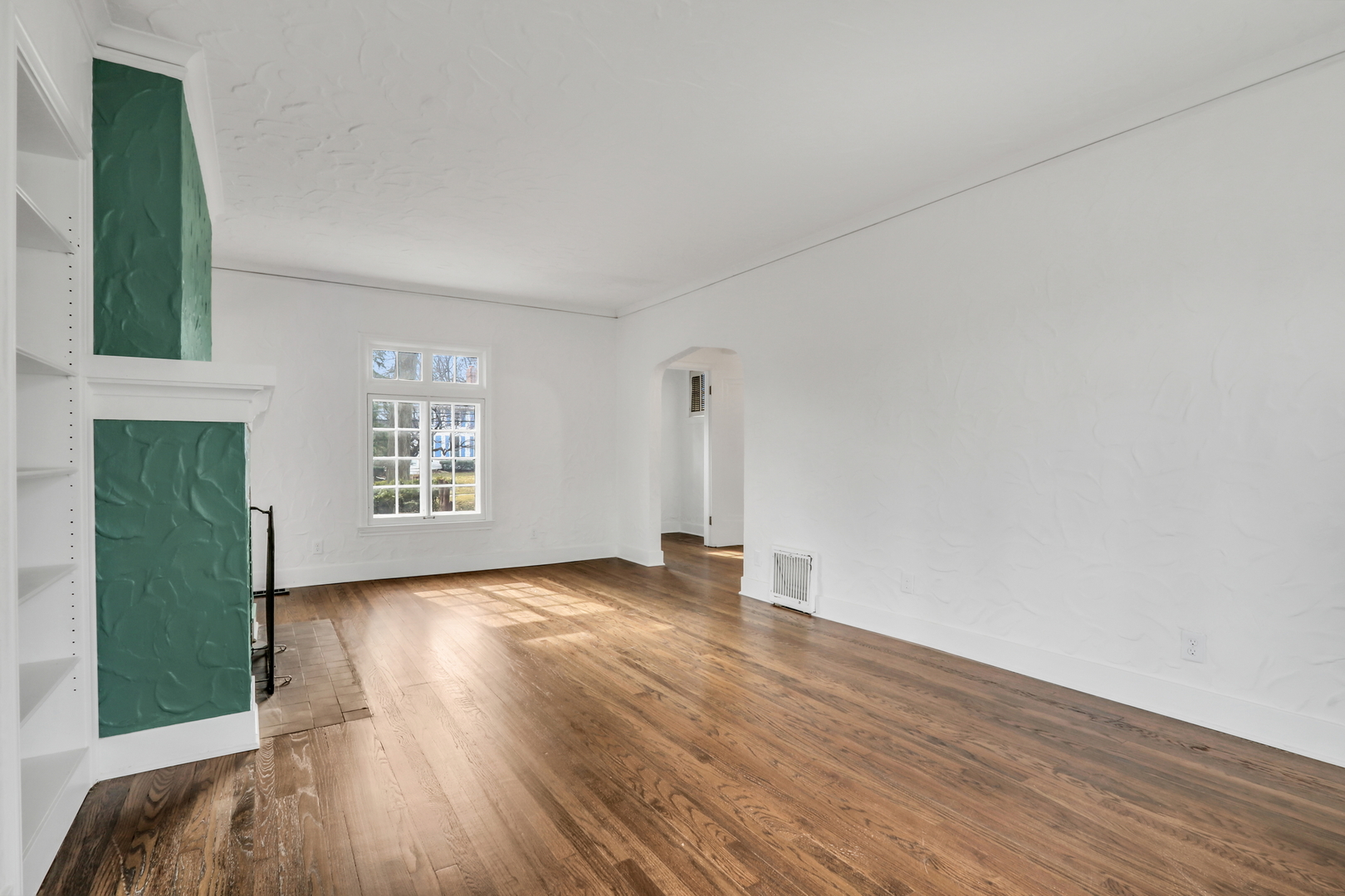 526 W Jackson Street, Woodstock, IL 60098