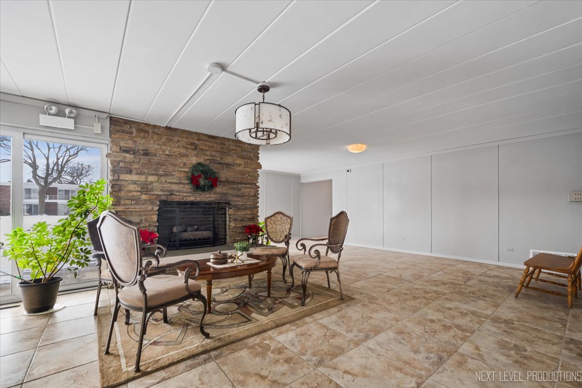 127 N Wolf Road #60A, Wheeling, IL 60090