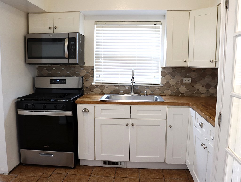 2718 S East Avenue, Berwyn, IL 60402