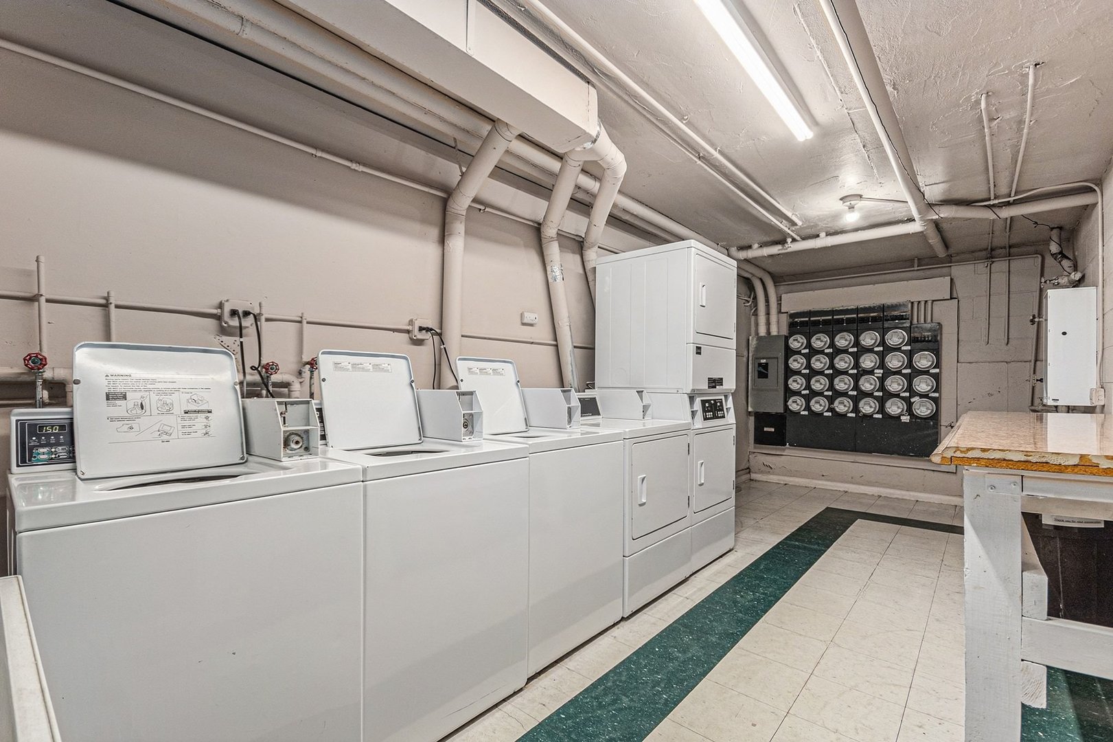 1320B Lore Lane #208, Lombard, IL 60148