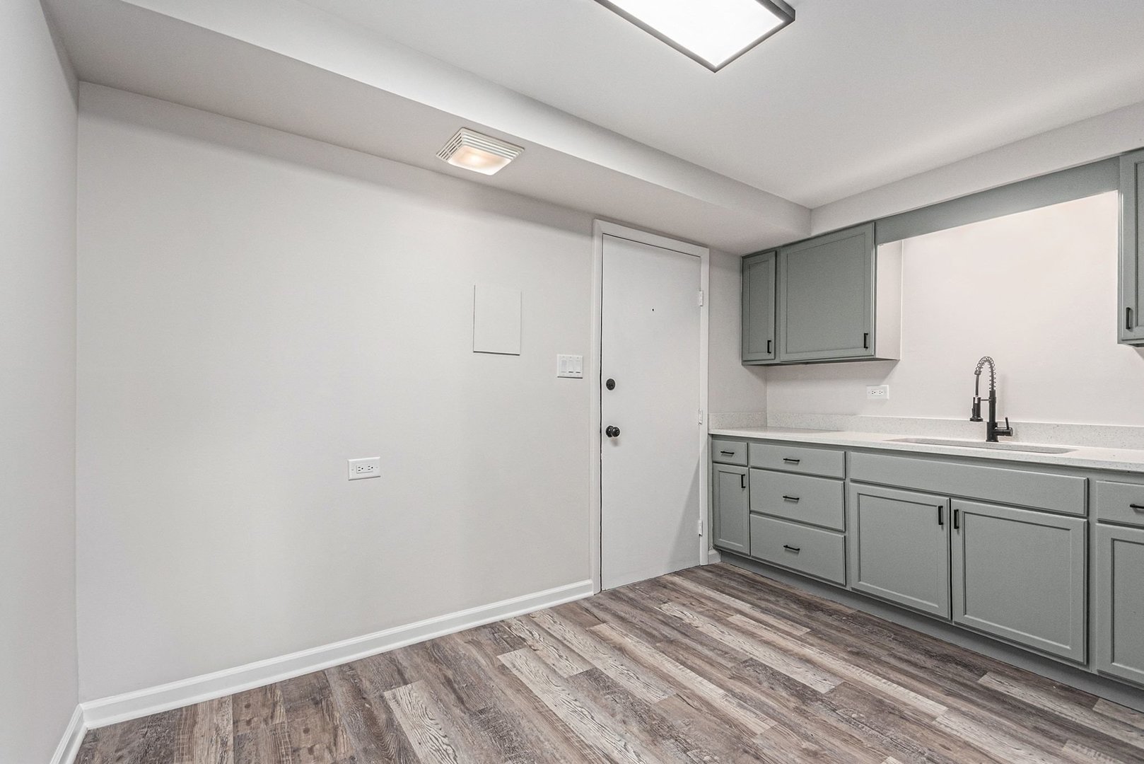 1320B Lore Lane #208, Lombard, IL 60148