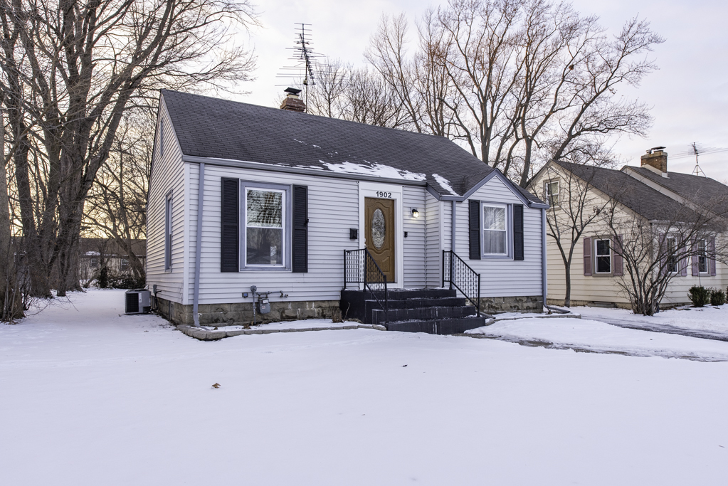 1902 N Ash Street, Waukegan, IL 60087