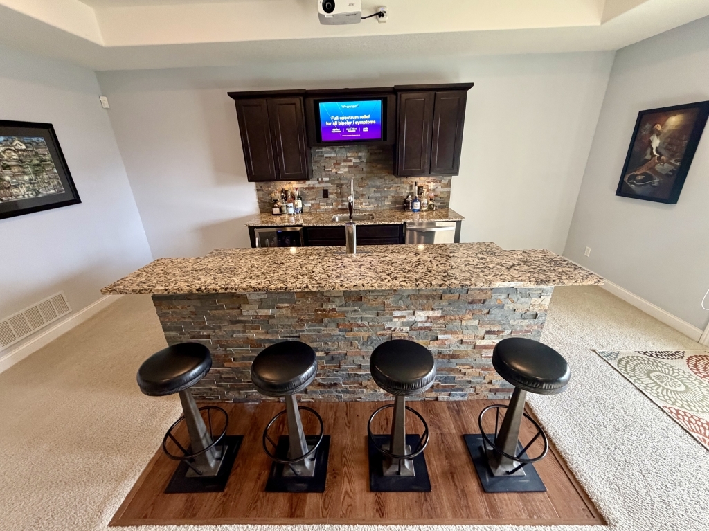 4 Sandstone Court, Le Claire, IA 52753