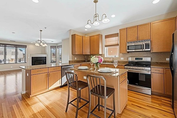 8900 31st Street #8, Brookfield, IL 60513