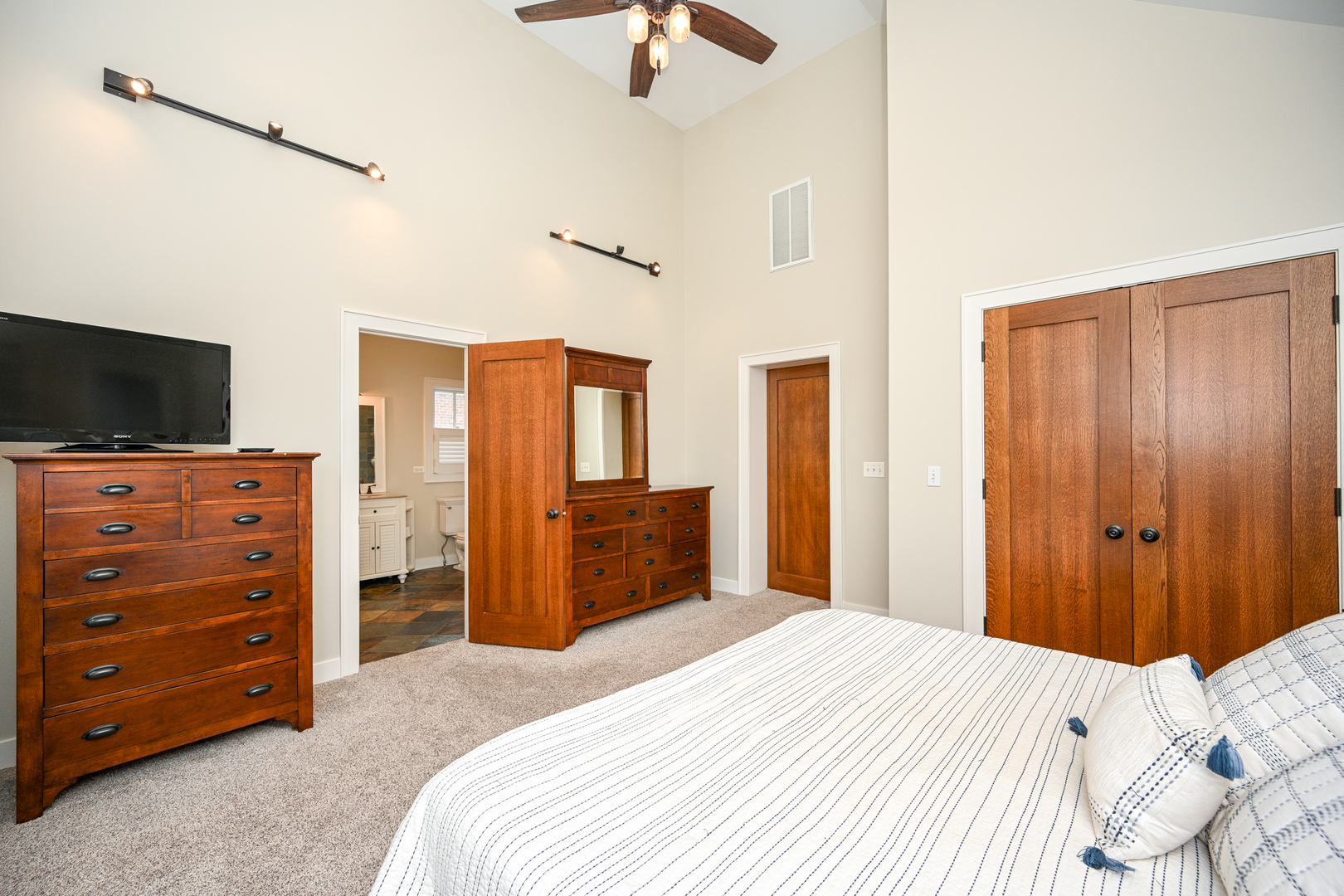 563 Taylor Avenue, Glen Ellyn, IL 60137