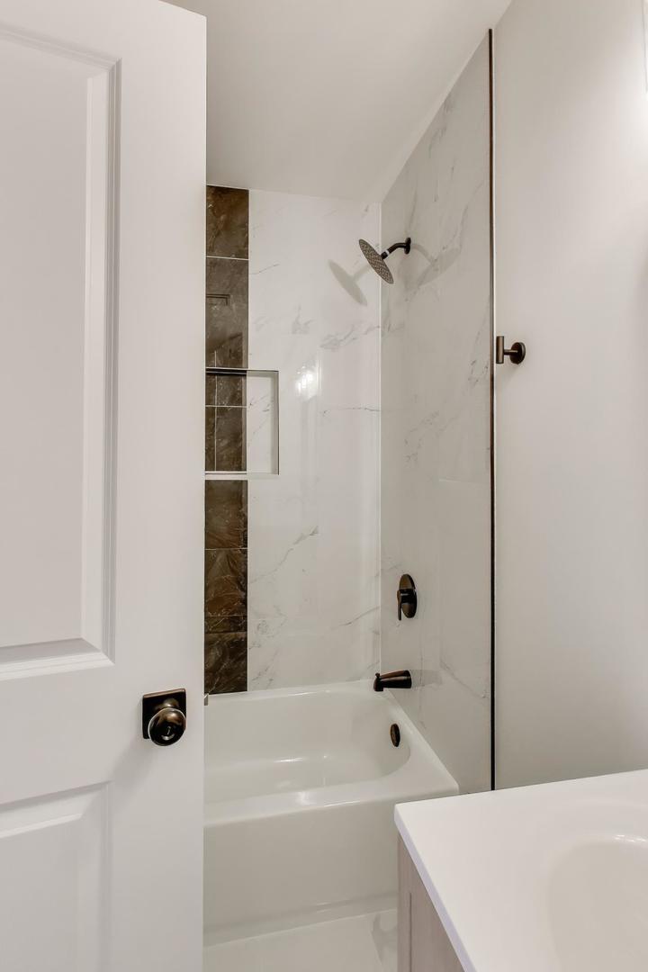 123 Kainer Avenue, Barrington, IL 60010