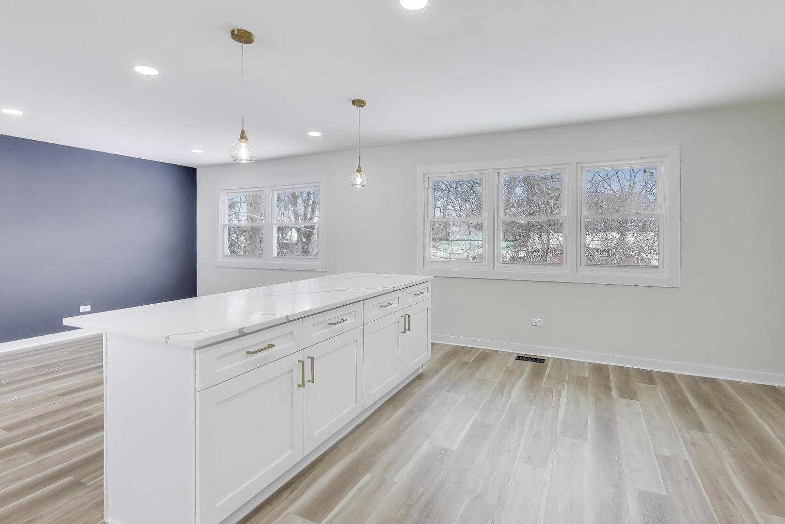 123 Kainer Avenue, Barrington, IL 60010