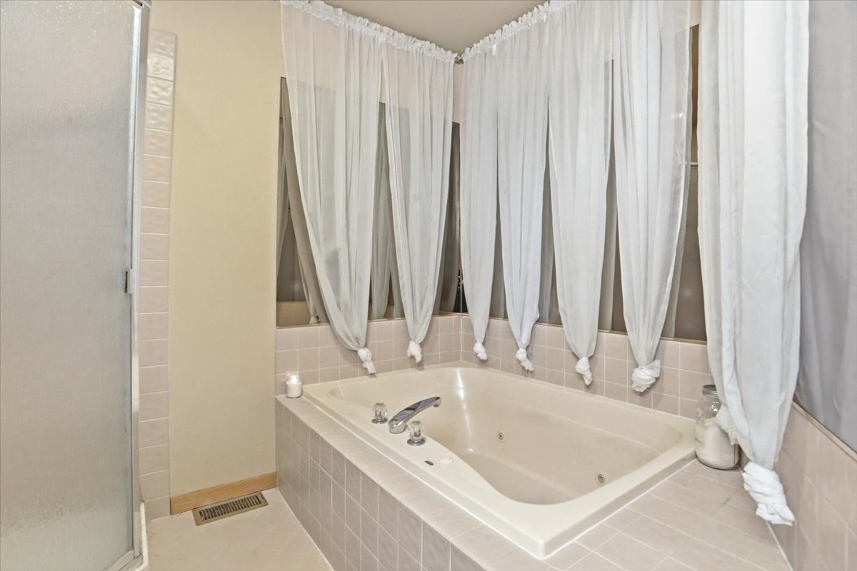 30 Coventry Cove Court, Lake Villa, IL 60046