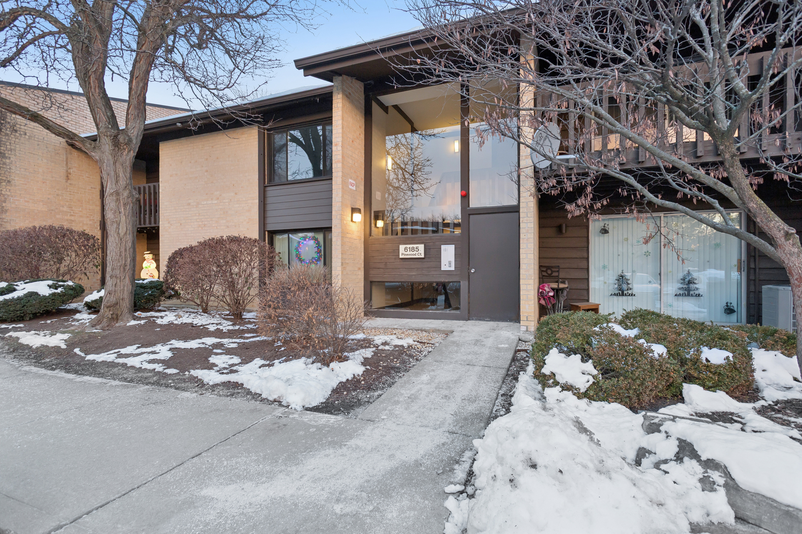 6185 Pinewood Court #202, Willowbrook, IL 60527