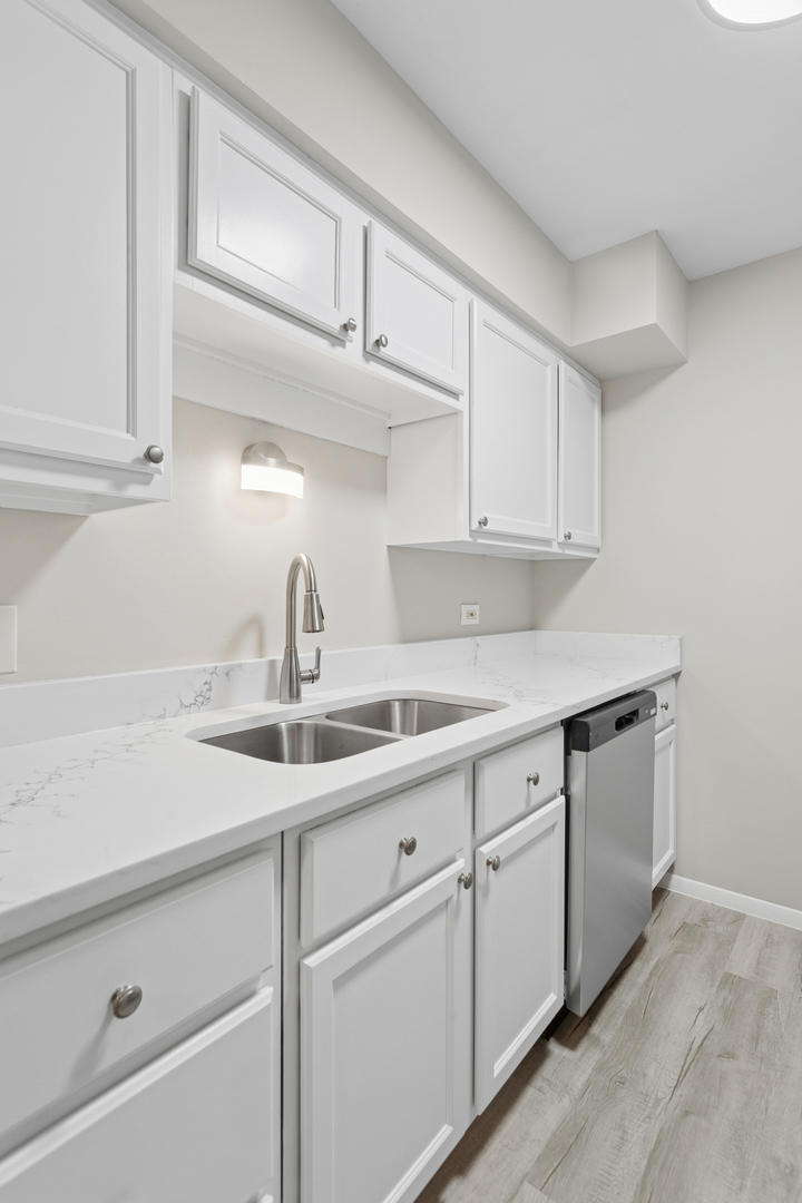 6185 Pinewood Court #202, Willowbrook, IL 60527