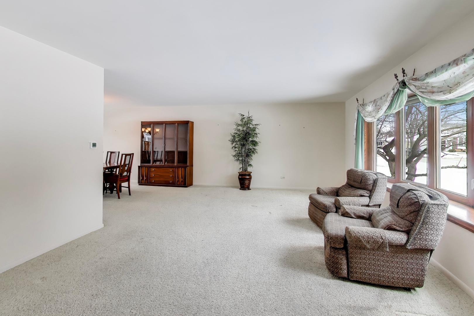 2011 E Robinhood Lane, Arlington Heights, IL 60004