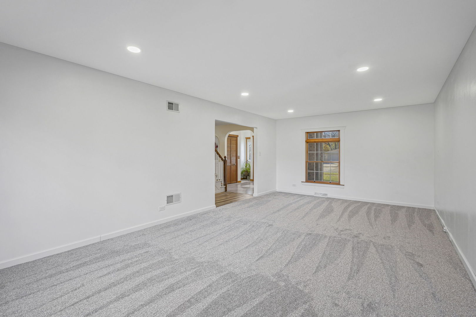 1323 S Roselle Road, Schaumburg, IL 60193