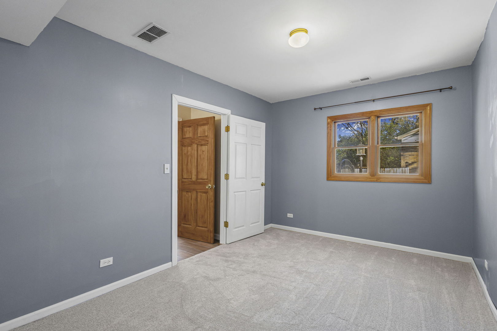 1323 S Roselle Road, Schaumburg, IL 60193