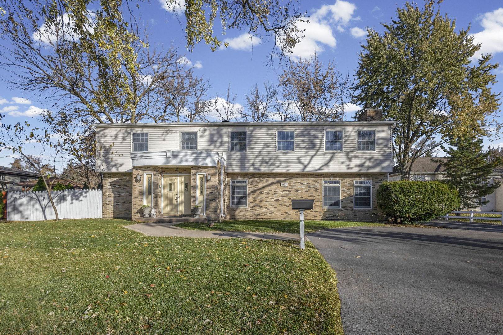 1323 S Roselle Road, Schaumburg, IL 60193