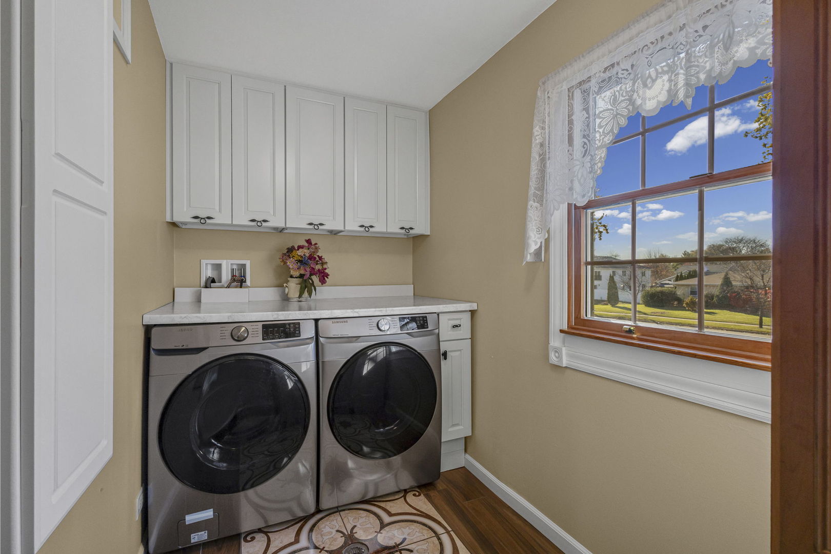 1323 S Roselle Road, Schaumburg, IL 60193