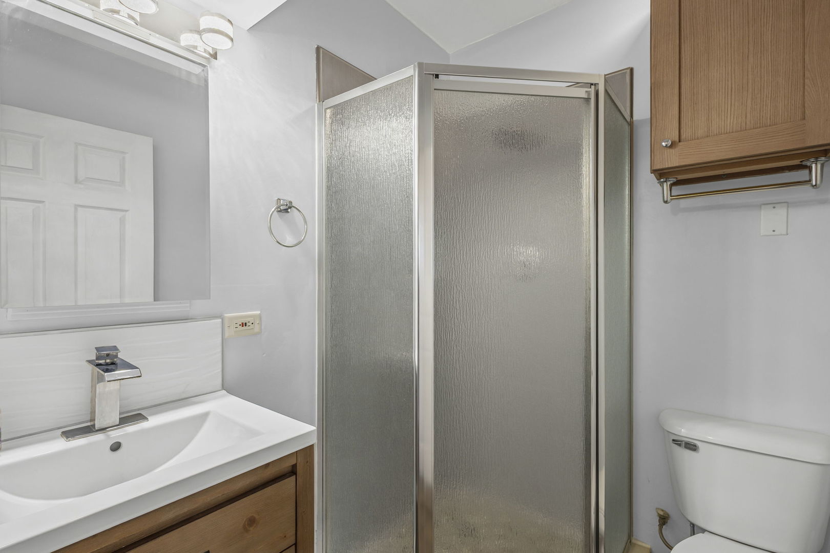 1323 S Roselle Road, Schaumburg, IL 60193