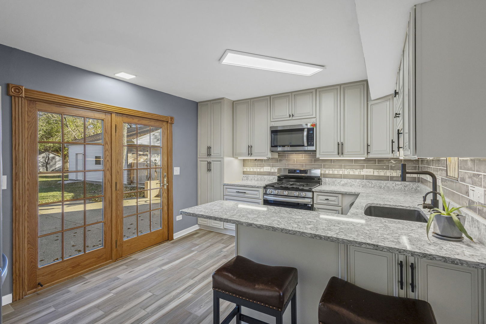 1323 S Roselle Road, Schaumburg, IL 60193