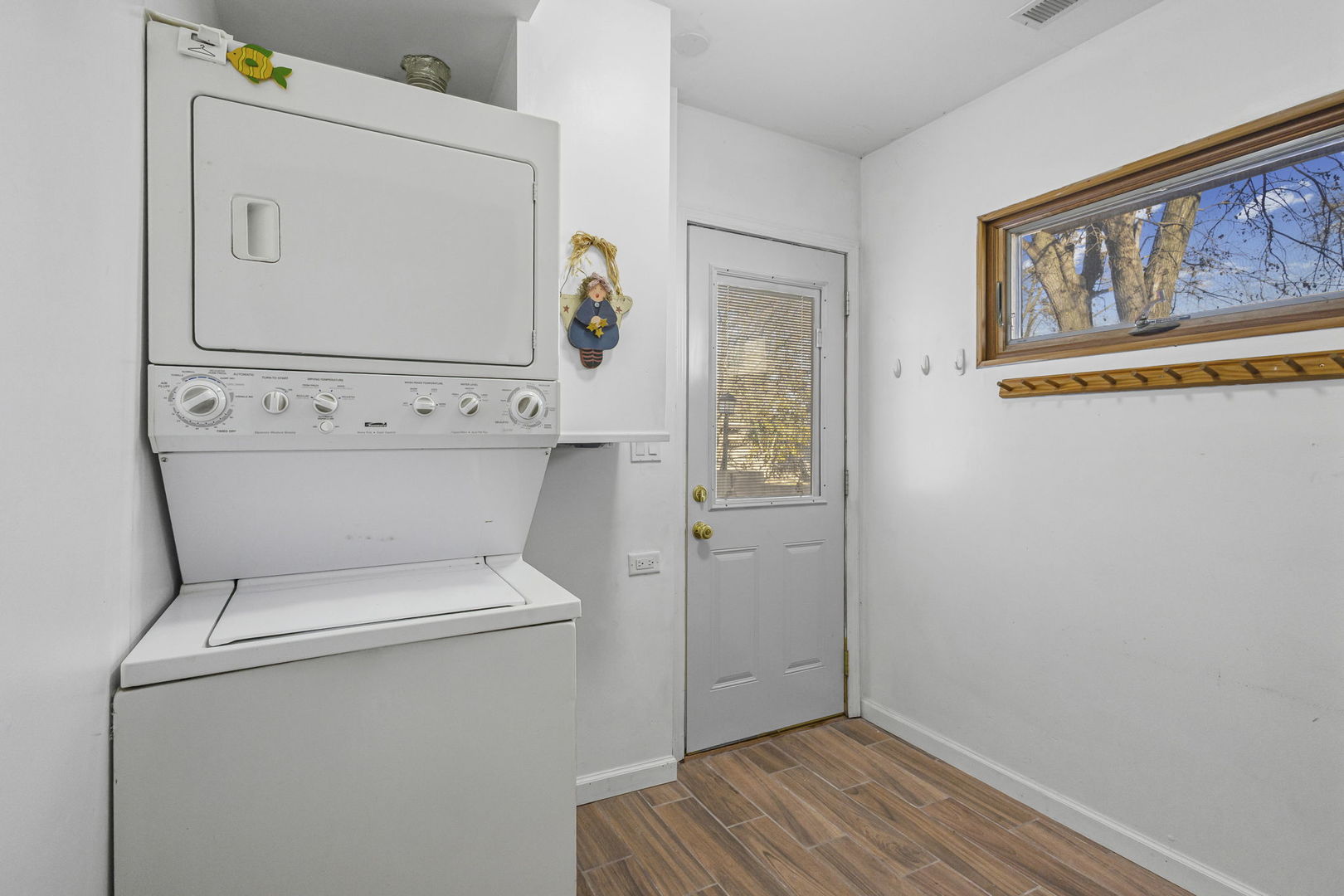 1323 S Roselle Road, Schaumburg, IL 60193