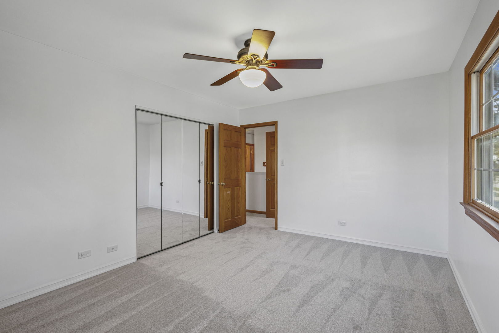 1323 S Roselle Road, Schaumburg, IL 60193