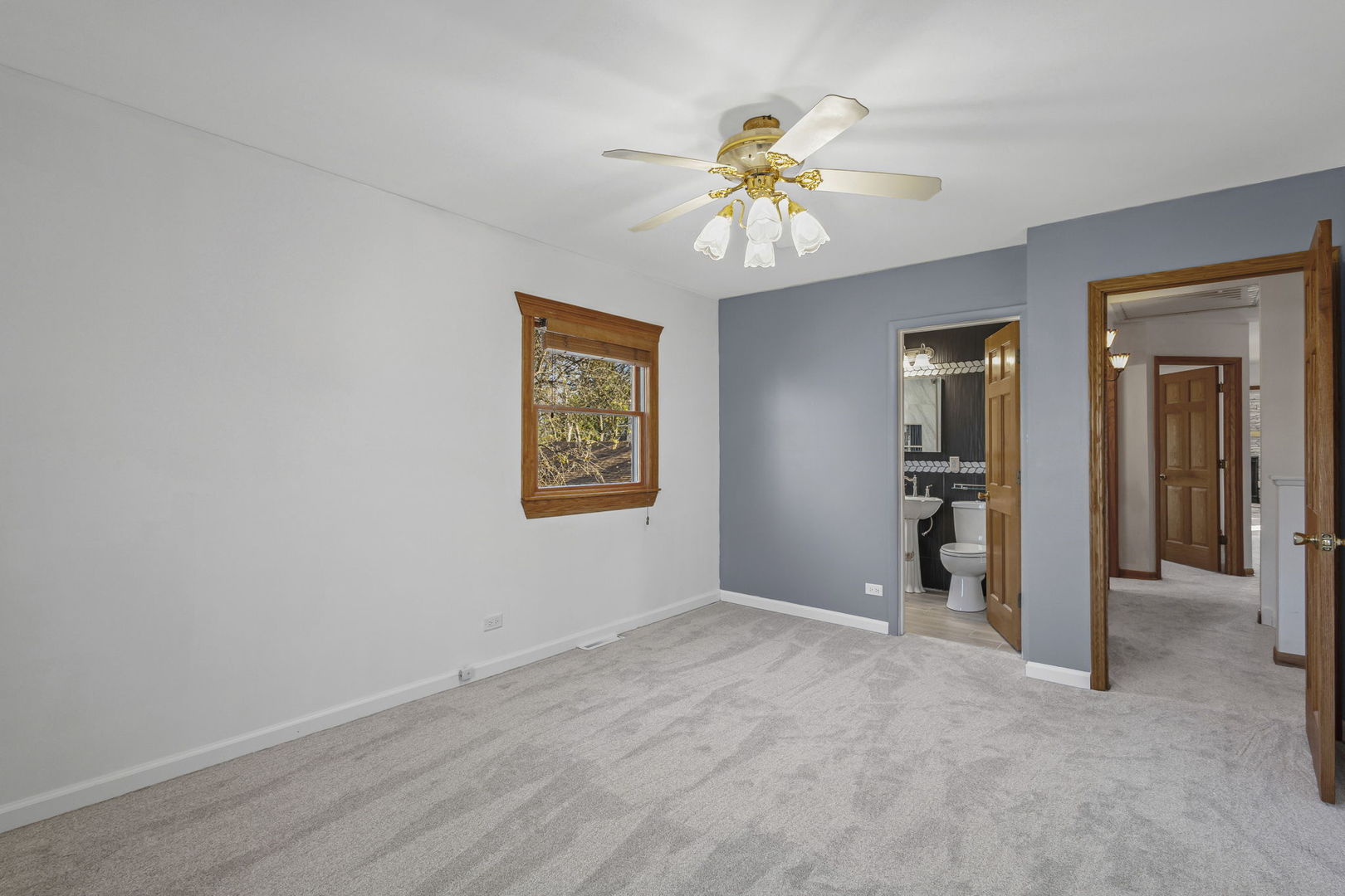 1323 S Roselle Road, Schaumburg, IL 60193