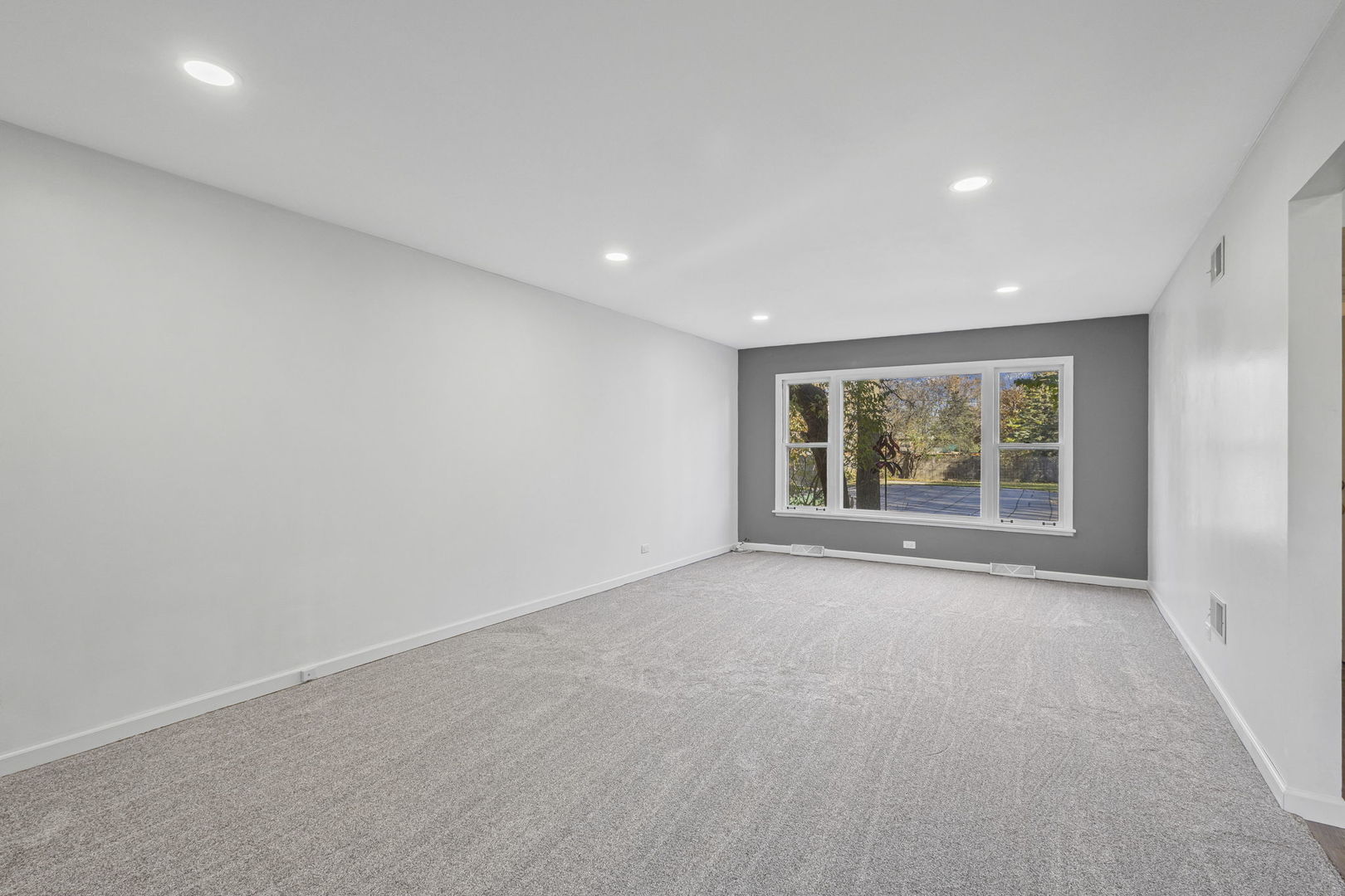 1323 S Roselle Road, Schaumburg, IL 60193