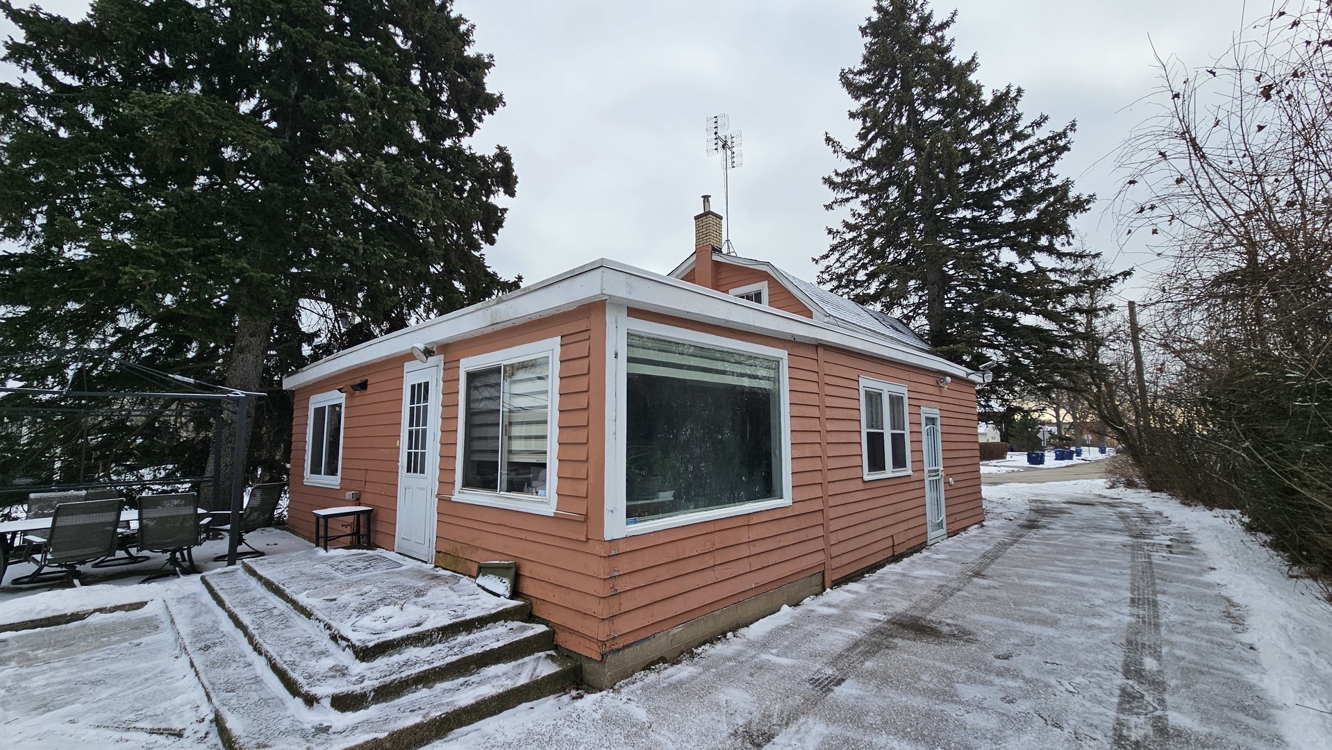 1124 Jackson Court, Waukegan, IL 60085