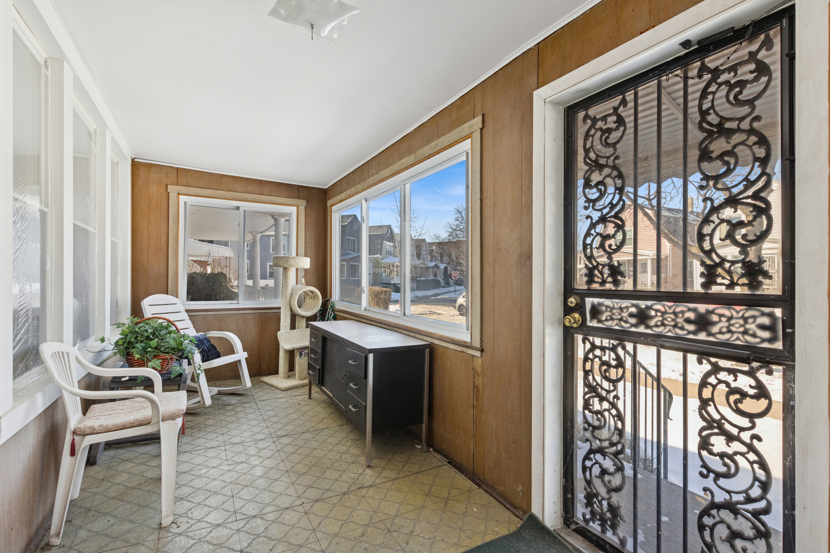 5207 N Ludlam Avenue, Chicago, IL 60630