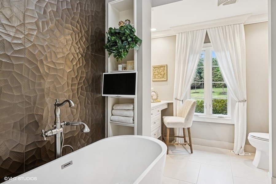 404 Caesar Drive, Barrington Hills, IL 60010