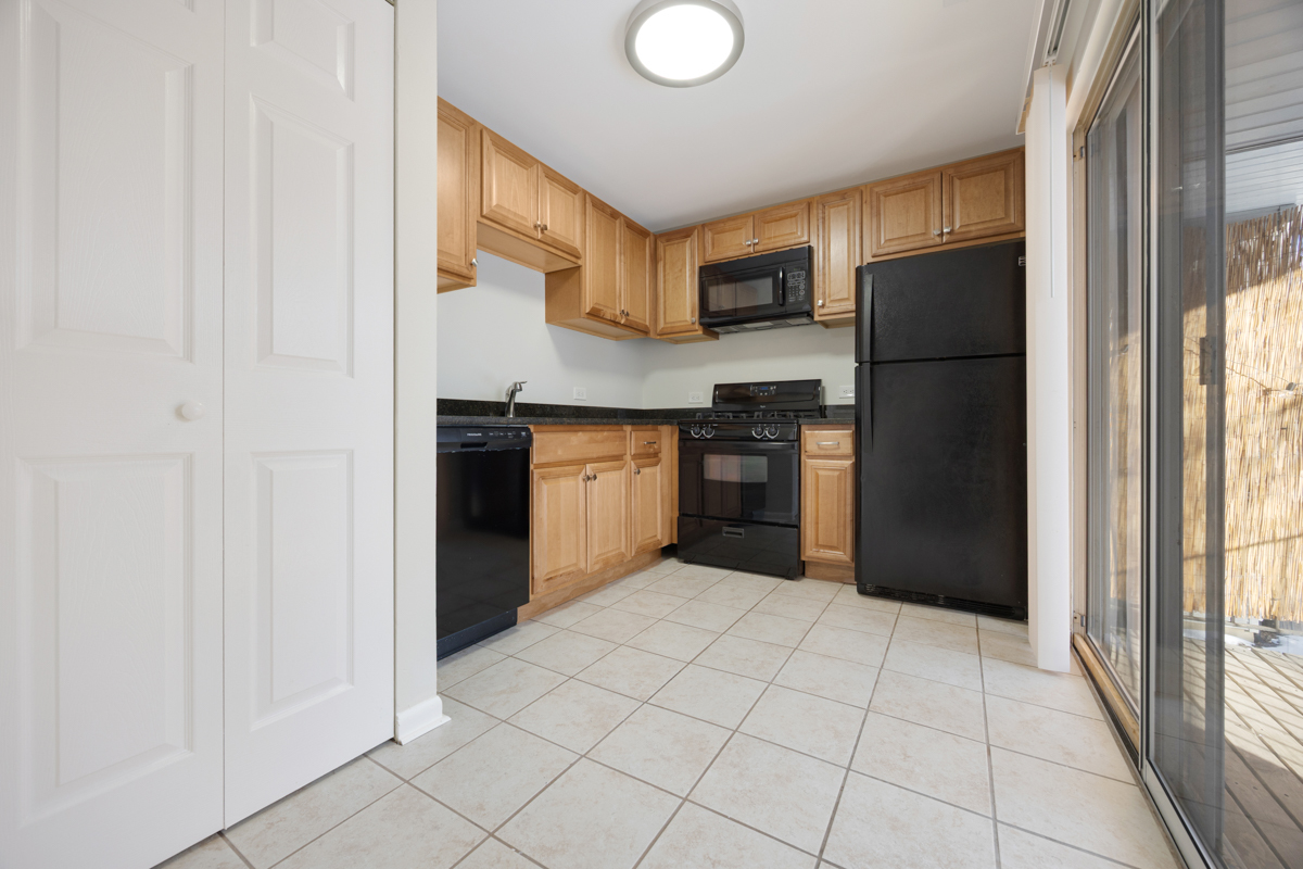 47 E Gant Circle #G, Streamwood, IL 60107