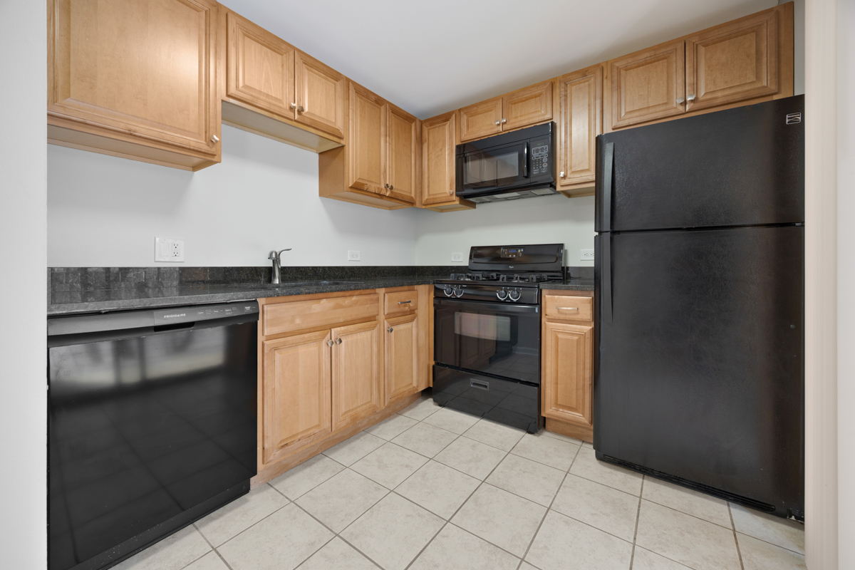 47 E Gant Circle #G, Streamwood, IL 60107