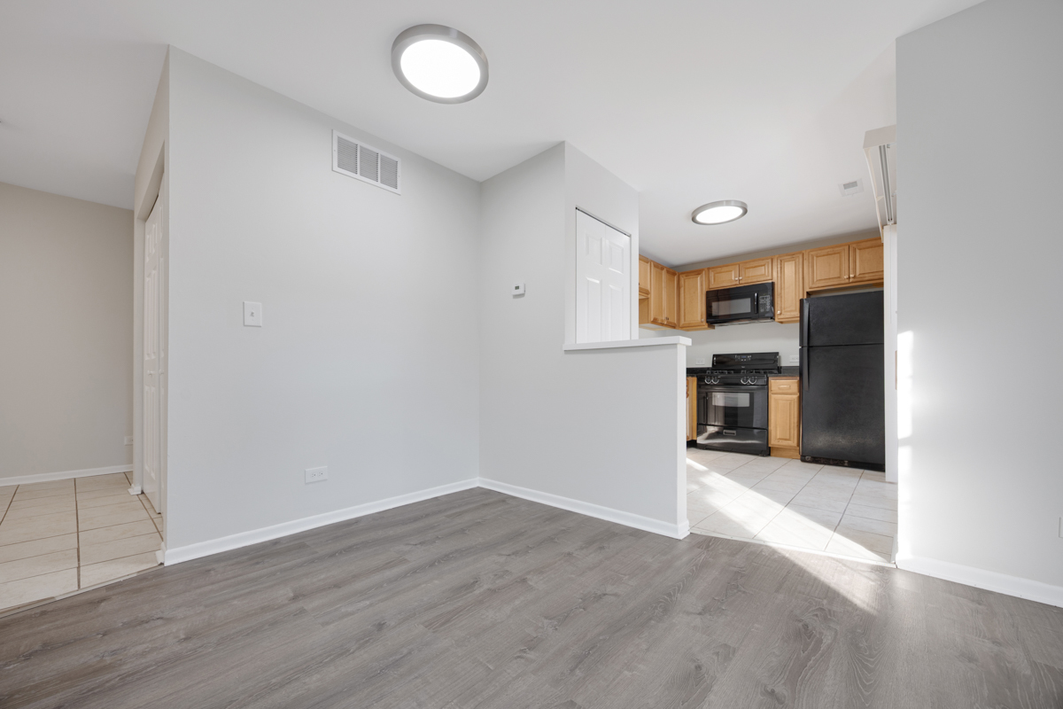 47 E Gant Circle #G, Streamwood, IL 60107