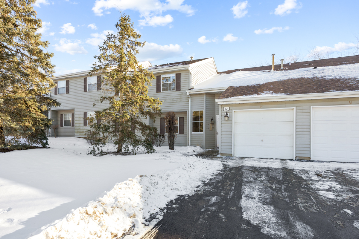47 E Gant Circle #G, Streamwood, IL 60107