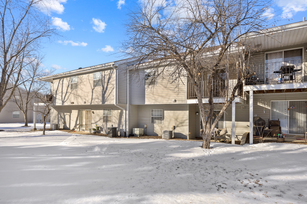 47 E Gant Circle #G, Streamwood, IL 60107