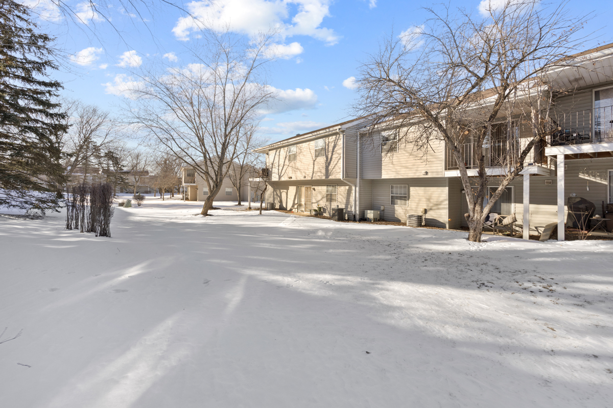 47 E Gant Circle #G, Streamwood, IL 60107