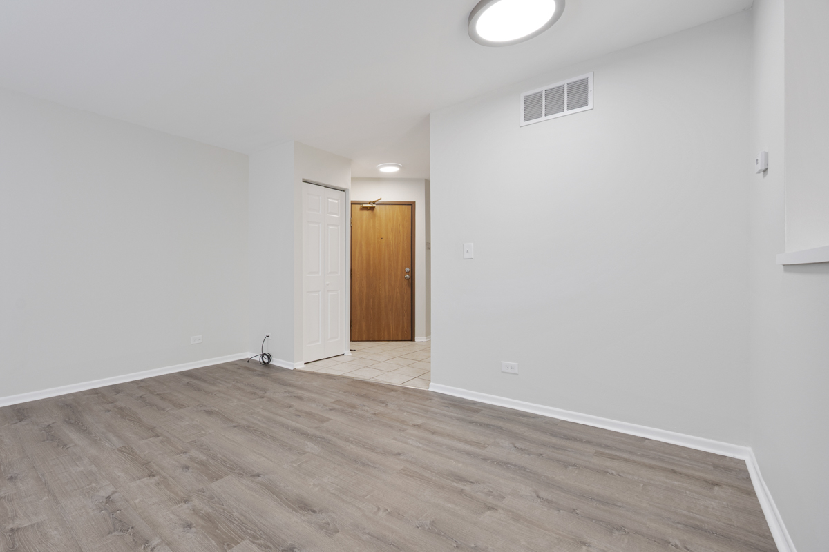 47 E Gant Circle #G, Streamwood, IL 60107