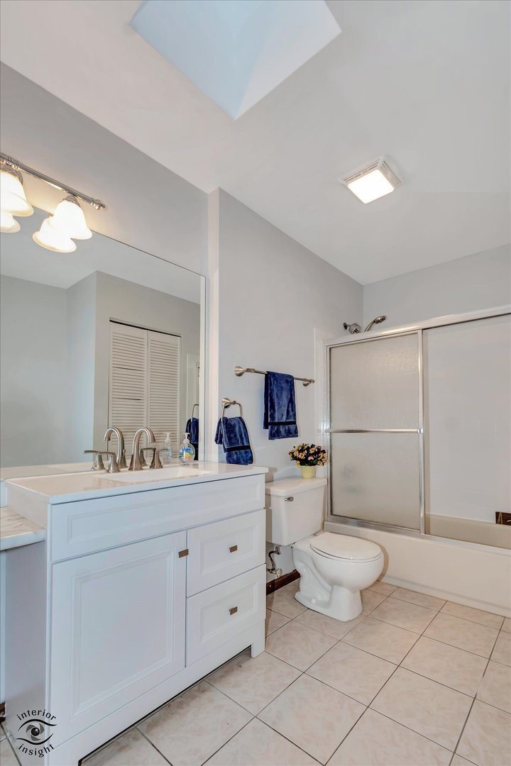 577 Canterbury Drive, Carol Stream, IL 60188