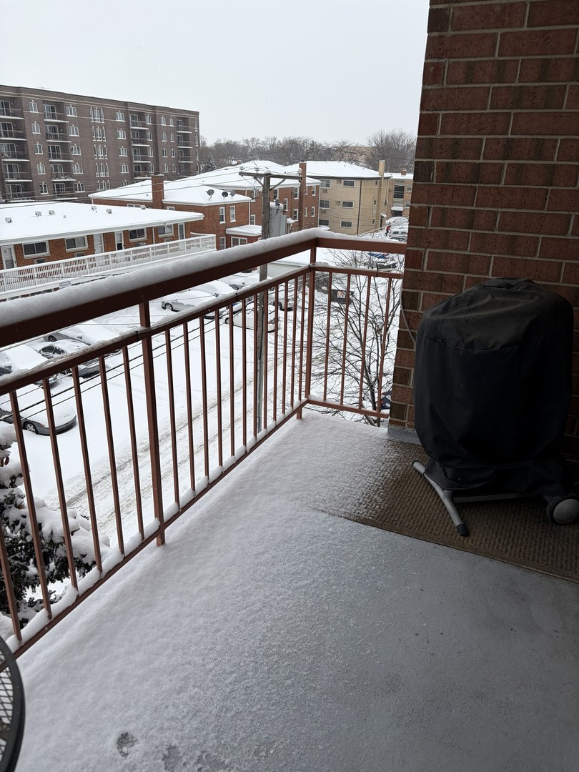 1349 E Washington Street #404, Des Plaines, IL 60016